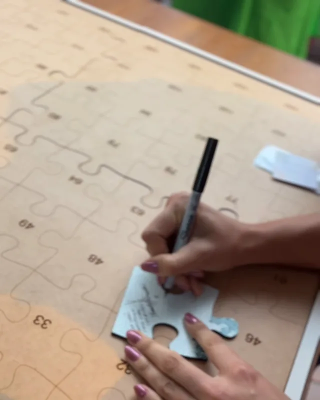 Cada convidado escreve um recado na peça